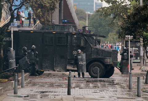 Petugas polisi anti huru hara berjaga di dekat pintu masuk Kedutaan Besar AS di Bogota, Kolombia, Jumat (17/10/2025) waktu setempat.