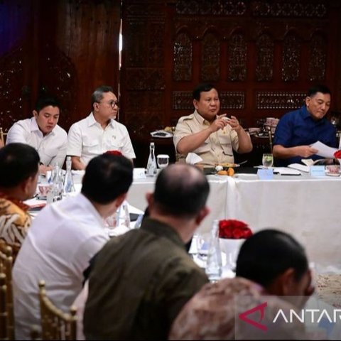 Presiden Prabowo Subianto menggelar **Ratas Prabowo Pangan Energi** di kediaman pribadinya, Kertanegara, membahas swasembada pangan, ketahanan energi, dan perikanan. Apa saja poin pentingnya?