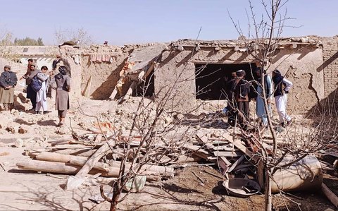 Warga memeriksa lokasi serangan lintas udara oleh tentara Pakistan di Provinsi Paktika, Afghanistan timur, Sabtu,  (18/10/2025).