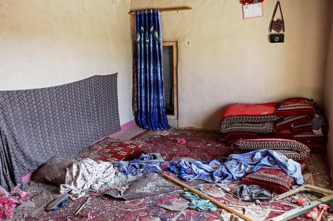 Bagian dalam rumah yang rusak akibat serangan udara Pakistan di distrik Urgun, provinsi Paktika, Afghanistan timur, Sabtu,  (18/10/2025).