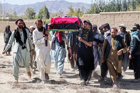 Kerabat dan pelayat Afghanistan membawa peti jenazah korban yang tewas akibat serangan udara Pakistan saat  upacara pemakaman di distrik Urgun, provinsi Paktika, Afghanistan timur, Sabtu,  (18/10/2025).