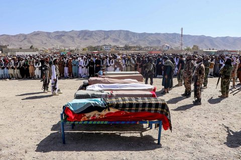 Kerabat dan pelayat Afghanistan memanjatkan doa saat upacara pemakaman para korban yang tewas akibat serangan udara Pakistan di distrik Urgun, provinsi Paktika, Afghanistan timur, Sabtu,  (18/10/2025).