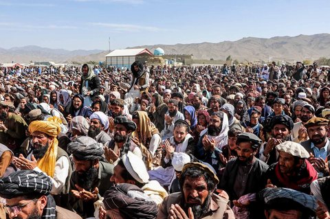 Kerabat dan pelayat Afghanistan memanjatkan doa saat upacara pemakaman para korban yang tewas akibat serangan udara Pakistan di distrik Urgun, provinsi Paktika, Afghanistan timur, Sabtu,  (18/10/2025).