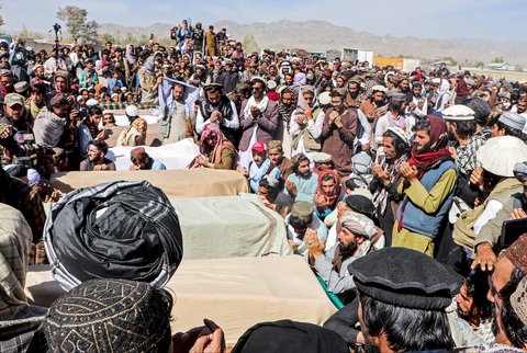 Kerabat dan pelayat Afghanistan memanjatkan doa saat upacara pemakaman para korban yang tewas akibat serangan udara Pakistan di distrik Urgun, provinsi Paktika, Afghanistan timur, Sabtu,  (18/10/2025).