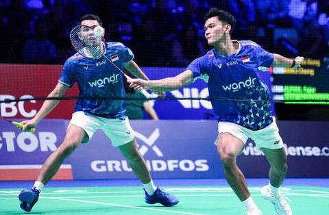 Ganda putra Indonesia Fajar Alfian/Muhammad Shohibul Fikri saat nengalahkan pasangan China Liang Wei Keng Liang/Wang Chang 21-15, 21-18 pada semifinal  Denmark Open 2025 di  Jynske Arena, Sabtu, (18/10/2025).