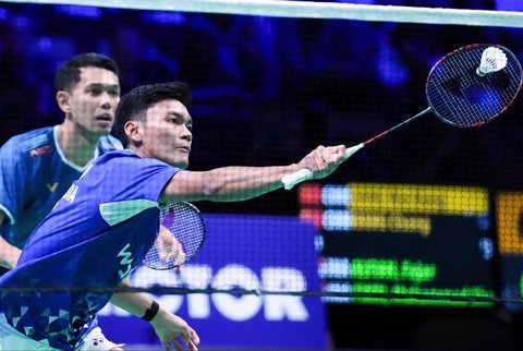 Ganda putra Indonesia Fajar Alfian/Muhammad Shohibul Fikri saat nengalahkan pasangan China Liang Wei Keng Liang/Wang Chang 21-15, 21-18 pada semifinal  Denmark Open 2025 di  Jynske Arena, Sabtu, (18/10/2025).