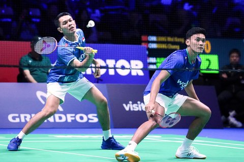 Ganda putra Indonesia Fajar Alfian/Muhammad Shohibul Fikri saat nengalahkan pasangan China Liang Wei Keng Liang/Wang Chang 21-15, 21-18 pada semifinal  Denmark Open 2025 di  Jynske Arena, Sabtu, (18/10/2025).