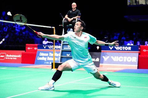 Tunggal putra Indonesia, Jonatan Christie saat melawan wakil Prancis, Alex Lanier pada laga semifinal Denmark Open 2025 yang berlangsung di Jyske Bank Arena, Odense, Sabtu (18/10/2025) malam WIB.