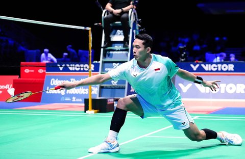 Tunggal putra Indonesia, Jonatan Christie saat melawan wakil Prancis, Alex Lanier pada laga semifinal Denmark Open 2025 yang berlangsung di Jyske Bank Arena, Odense, Sabtu (18/10/2025) malam WIB.
