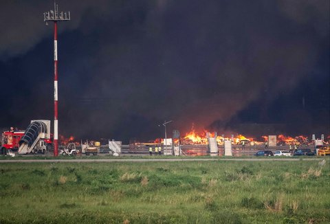 Petugas pemadam kebakaran berupaya memadamkan kebakaran yang terjadi di bagian kargo Bandara Internasional Hazrat Shahjalal di Dhaka,  Sabtu (18/10/2025) malam.