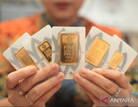 Harga Emas Antam terus melonjak, kini mencapai Rp2.407.000 per gram setelah kenaikan signifikan sejak 11 Oktober, memicu pertanyaan tentang tren investasi.