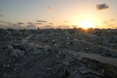 Puluhan ribu pengungsi Palestina mulai kembali, baik ke utara maupun selatan, ke Jalur Gaza. Kembalinya pengungsi Palestina ke Gaza terjadi setelah kesepakatan gencatan senjata antara Israel