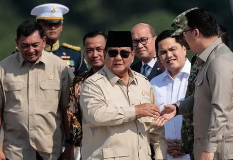 Presiden Indonesia Prabowo Subianto (tengah) disambut saat tiba dari Mesir setelah menghadiri KTT Perdamaian Gaza di Pangkalan Udara Halim Perdanakusuma, Jakarta, pada Selasa 14 Oktober 2025.