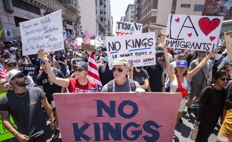 Demonstran saat ambil bagian dalam protes terhadap pemerintahan Presiden Amerika Serikat (AS) Donald Trump selama unjuk rasa nasional