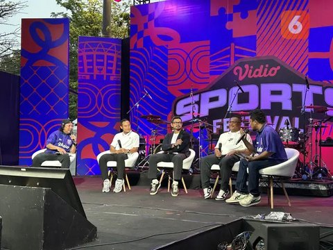 Bambang Pamungkas, Firman Utina, dan Atep dalam talkshow "Peluit Panjang" Vidio Sports Festival di Plaza Festival Senayan, Jakarta Pusat, pada Minggu (19/10/2025). (Bola.com/Muhammad Adiyaksa