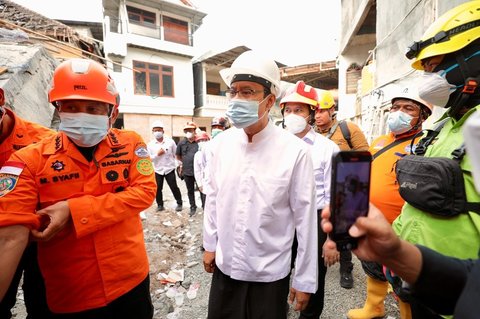 Menteri Sosial Saifullah Yusuf (Gus Ipul) menyaksikan langsung proses evakuasi Syahlendra Haikal di Ponpes Al-Khoziny Buduran, Sidoarjo