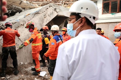 Menteri Sosial Saifullah Yusuf (Gus Ipul) menyaksikan langsung proses evakuasi Syahlendra Haikal di Ponpes Al-Khoziny Buduran, Sidoarjo