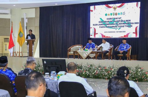 Sebanyak 58 eks anggota Negara Islam Indonesia (NII) menyatakan ikrar setia kepada NKRI  di Kantor MUI Kota Tangerang. Rabu (1/10/2025).