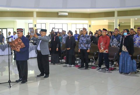 Sebanyak 58 eks anggota Negara Islam Indonesia (NII) menyatakan ikrar setia kepada NKRI  di Kantor MUI Kota Tangerang. Rabu (1/10/2025).