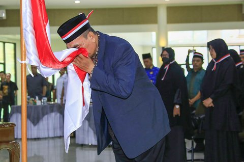 Sebanyak 58 eks anggota Negara Islam Indonesia (NII) menyatakan ikrar setia kepada NKRI  di Kantor MUI Kota Tangerang. Rabu (1/10/2025).