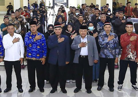 Sebanyak 58 eks anggota Negara Islam Indonesia (NII) menyatakan ikrar setia kepada NKRI  di Kantor MUI Kota Tangerang. Rabu (1/10/2025).