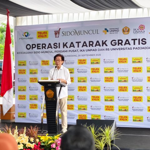 Direktur Sido Muncul Dr. (H.C.) Irwan Hidayat saat memberikan sambutan pada kegiatan Operasi Katarak Gratis bagi 150 mata di RS Unpad.