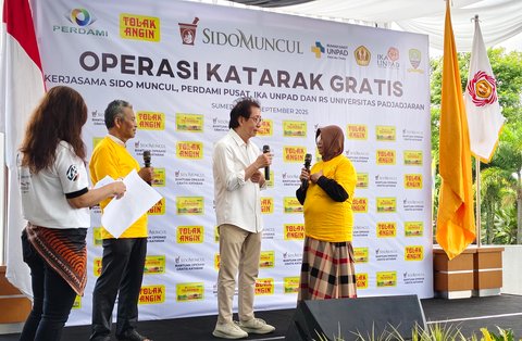 Direktur SIdo Muncul Dr. (H.C.) Irwan Hidayat bersama penerima manfaat layanan operasi katarak gratis di RS Unpad.