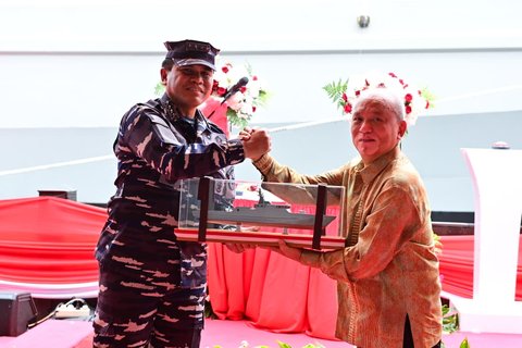 Peresmian Kapal Cepat Rudal (KCR) 60 yang dinamakan KRI Belati-622 dalam acara Shipnaming yang dipimpin Kepala Staf Angkatan Laut (Kasal) Laksamana TNI Muhammad Ali