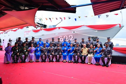Peresmian Kapal Cepat Rudal (KCR) 60 yang dinamakan KRI Belati-622 dalam acara Shipnaming yang dipimpin Kepala Staf Angkatan Laut (Kasal) Laksamana TNI Muhammad Ali