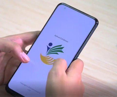 Seorang warga penerima bantuan langsung tunai (BLT) memperlihatkan uang sebesar Rp600 ribu yang baru diterimanya, terkait kenaikan harga BBM di Kantor Pos Pasar Baru, Jakarta, Rabu (7/9/2022)