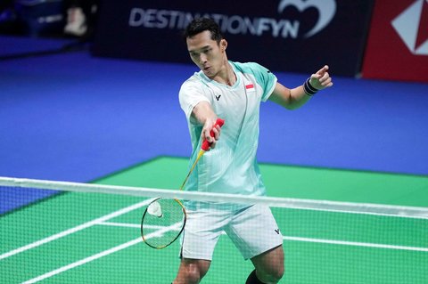 Pemain tunggal putra Indonesia Jonatan Christie saat  pertandingan final tunggal putra melawan Shi Yu Qi dari China  di Denmark Badminton Open di Odense, Denmark, Minggu, (19/10/2025) malam.