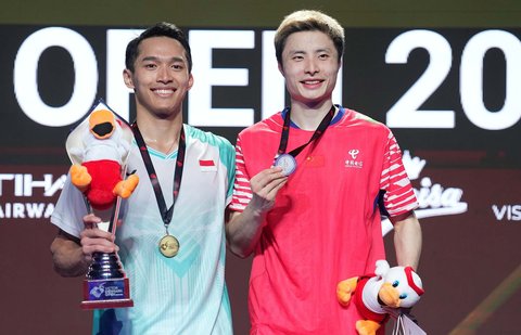 Jonatan Christie dari Indonesia  merayakan kemenangan atas Shi Yu Qi dari China di final tunggal putra Denmark Open bulu tangkis di Jyske Bank Arena, Odense, Denmark, Minggu, (19/10/2025) malam.