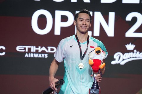 Jonatan Christie dari Indonesia  merayakan kemenangan atas Shi Yu Qi dari China di final tunggal putra Denmark Open bulu tangkis di Jyske Bank Arena, Odense, Denmark, Minggu, (19/10/2025) malam.