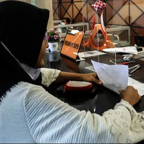 Seorang warga penerima bantuan langsung tunai (BLT) memperlihatkan uang sebesar Rp600 ribu yang baru diterimanya, terkait kenaikan harga BBM di Kantor Pos Pasar Baru, Jakarta, Rabu (7/9/2022)
