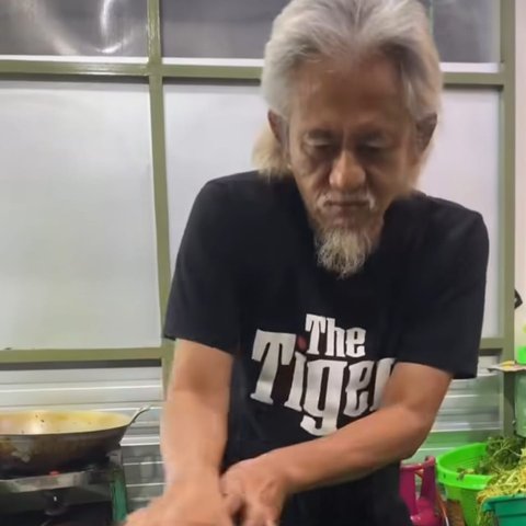 Warung Epy Kusnandar atau Kang Mus pemeran utama Preman Pensiun Dipalak Preman. @karinaranau9