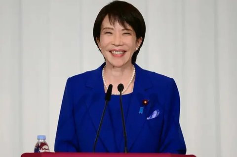 Sanae Takaichi, pemimpin Partai Demokrat Liberal yang berkuasa, bersama para anggota parlemen lainnya menghadiri sidang luar biasa majelis rendah di Tokyo, Jepang, Selasa, (21/10/2025). (D