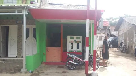 Warung Madura dengan Pom Bensin Mini (Gemini AI)