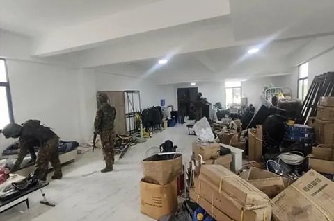 Dalam foto yang dirilis oleh militer Myanmar pada 19 Oktober 2025, tampak para tentara berdiri di samping perangkat Starlink saat melakukan penyitaan di pusat penipuan daring KK Park di My
