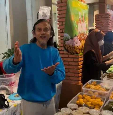Potret Epy Kusnandar dan istri jual takjil di bazar Ramadhan. (sumber: Instagram/karinaranau9)