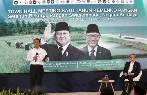 Menteri Koordinator Bidang Pangan Zulkifli Hasan (Zulhas) menyaksikan Menteri Pertanian Andi Amran Sulaiman membawakan materi saat kegiatan Town Hall Meeting Satu Tahun Kemenko Pangan di Gedung Graha Mandiri, Jakarta, Selasa (21/10/2025).