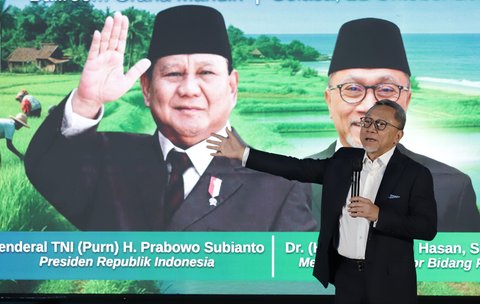 Menteri Koordinator Bidang Pangan Zulkifli Hasan (Zulhas) saat kegiatan Town Hall Meeting Satu Tahun Kemenko Pangan di Gedung Graha Mandiri, Jakarta, Selasa (21/10/2025).