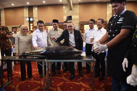 Menteri Koordinator Bidang Pangan Zulkifli Hasan (Zulhas) bersama Menteri Koperasi Ferry Juliantono (ketiga kiri), Menteri Perdagangan Budi Santoso (keempat kiri), Menteri Pertanian Andi Amran Sulaiman (kedua kanan) dan Menteri Kelautan Perikanan Sakti Wahyu Trenggono menyaksikan hasil ikan tuna saat kegiatan Town Hall Meeting Satu Tahun Kemenko Pangan di Gedung Graha Mandiri, Jakarta, Selasa (21/10/2025).