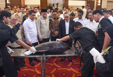 Menteri Koordinator Bidang Pangan Zulkifli Hasan (Zulhas) bersama Menteri Koperasi Ferry Juliantono (ketiga kiri), Menteri Perdagangan Budi Santoso (keempat kiri), Menteri Pertanian Andi Amran Sulaiman (kedua kanan) dan Menteri Kelautan Perikanan Sakti Wahyu Trenggono menyaksikan hasil ikan tuna saat kegiatan Town Hall Meeting Satu Tahun Kemenko Pangan di Gedung Graha Mandiri, Jakarta, Selasa (21/10/2025).