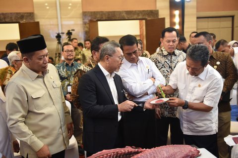 Menteri Koordinator Bidang Pangan Zulkifli Hasan (Zulhas) bersama Menteri Koperasi Ferry Juliantono, Menteri Pertanian Andi Amran Sulaiman dan Menteri Kelautan Perikanan Sakti Wahyu Trenggono mencoba langsung daging ikan tuna mentah saat kegiatan Town Hall Meeting Satu Tahun Kemenko Pangan di Gedung Graha Mandiri, Jakarta, Selasa (21/10/2025).