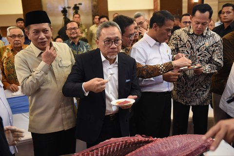 Menteri Koordinator Bidang Pangan Zulkifli Hasan (Zulhas) bersama Menteri Koperasi Ferry Juliantono ,Menteri Perdagangan Budi Santoso, Menteri Pertanian Andi Amran Sulaiman dan Menteri Kelautan Perikanan Sakti Wahyu Trenggono mencoba langsung daging ikan tuna mentah saat kegiatan Town Hall Meeting Satu Tahun Kemenko Pangan di Gedung Graha Mandiri, Jakarta, Selasa (21/10/2025).