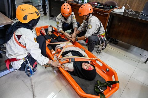Mahasiswa mengikuti simulasi penyelamatan vertikal dalam simulasi gempa bumi dan bencana di Universitas Syiah Kuala, Banda Aceh, Selasa (21/10/2025).