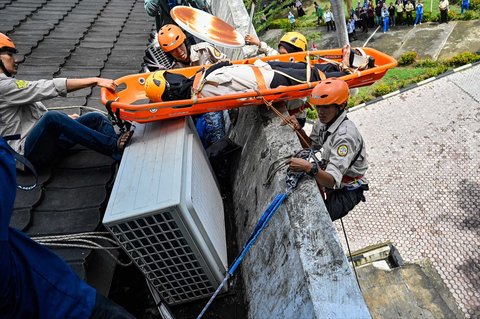 Mahasiswa mengikuti simulasi penyelamatan vertikal dalam simulasi gempa bumi dan bencana di Universitas Syiah Kuala, Banda Aceh, Selasa (21/10/2025).