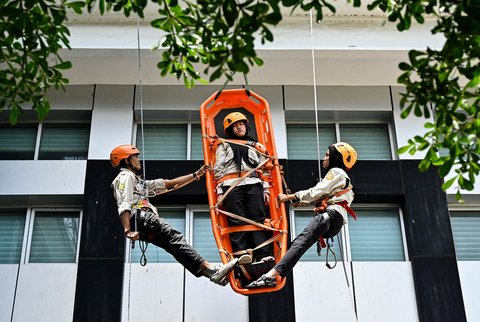 Mahasiswa mengikuti simulasi penyelamatan vertikal dalam simulasi gempa bumi dan bencana di Universitas Syiah Kuala, Banda Aceh, Selasa (21/10/2025).