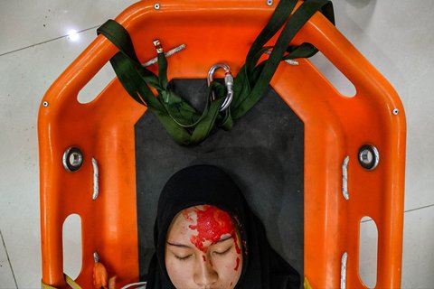 Mahasiswa mengikuti simulasi penyelamatan vertikal dalam simulasi gempa bumi dan bencana di Universitas Syiah Kuala, Banda Aceh, Selasa (21/10/2025).