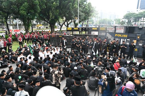Ribuan pendekar Pagar Nusa dari berbagai provinsi menggelar Aksi Bela Kiai di Jakarta